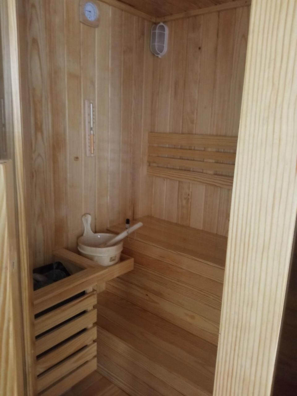 Hotel Khach San Hung Viet Kon Tum Esterno foto