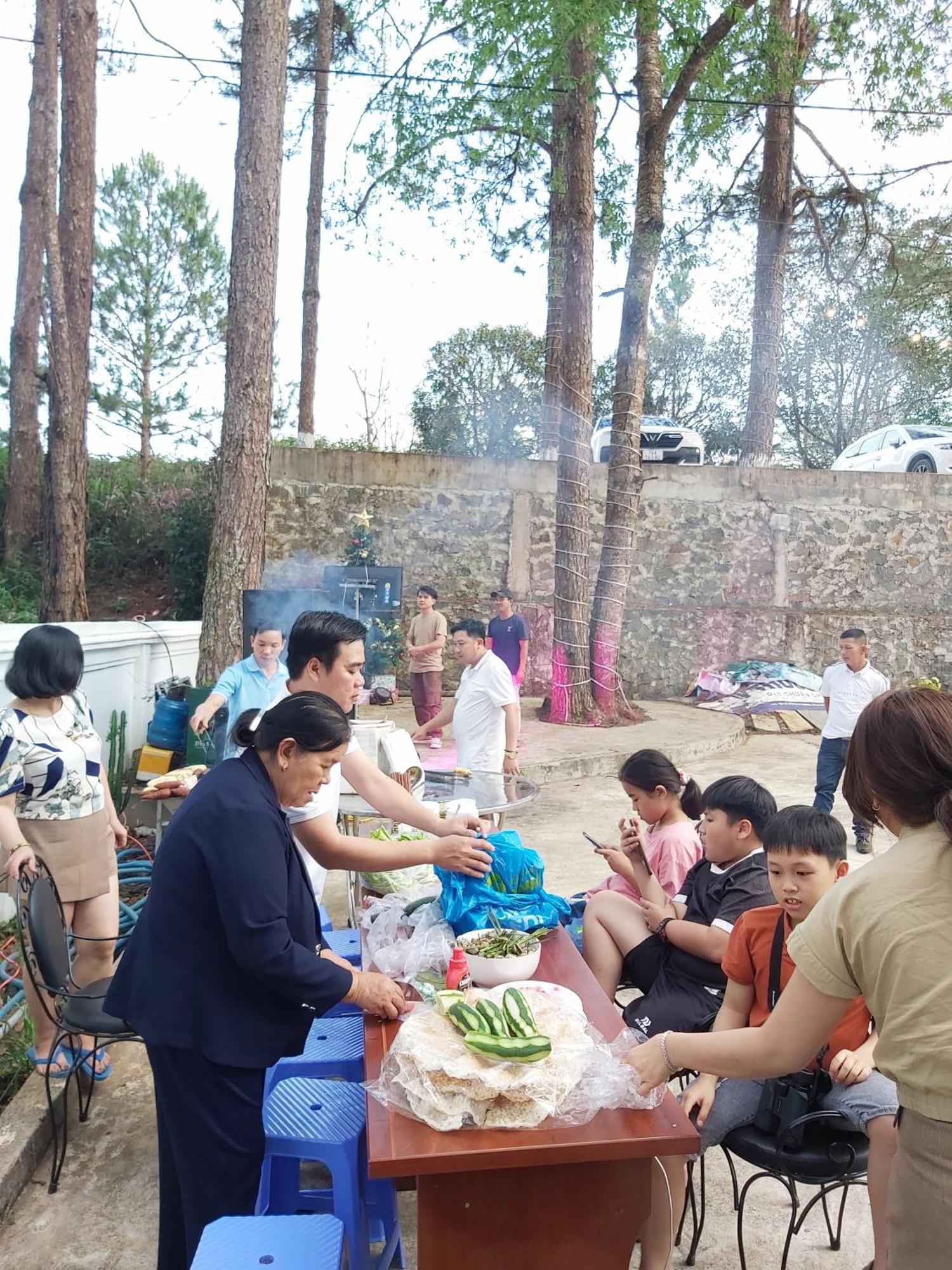 Hotel Khach San Hung Viet Kon Tum Esterno foto