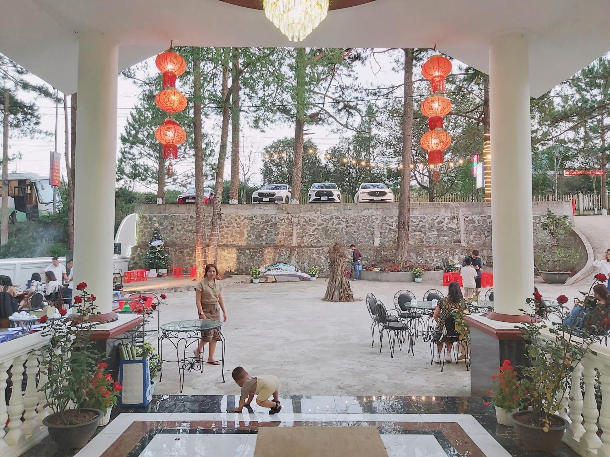 Hotel Khach San Hung Viet Kon Tum Esterno foto